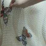 CAMISETA, PULL, calado color crudo  con  aplicación bordada de mariposas de colores, escote en pico, manga francesa