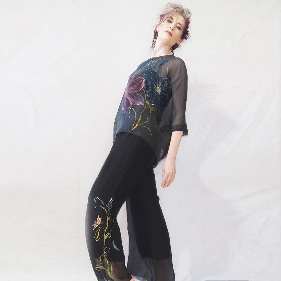 Pantalón, color negro, dibujo de mariposas multicolores, en  gasa de seda.