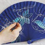 ABANICO clásico, color azul tinta, dibujo de flores azules, madera de arce lacado, tamaño medio