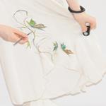 Pantalón, color arena, dibujo de mariposas, en seda viscosa, bajo asimétrico 