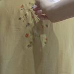 TUNICA ,blusa en gasa de seda, color amarillo mostaza dibujo de flores y aplicación de mariposas bordadas