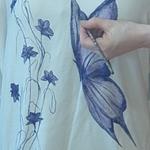 CAMISETA, PULL, color crudo  con dibujo de mariposa morada, escote en pico, manga larga