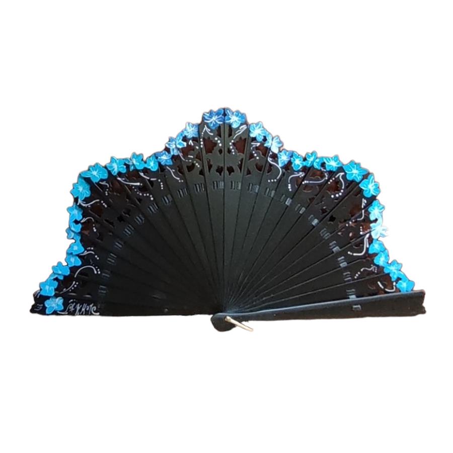 ABANICO baraja con calado,  color negro, dibujo de flor azul, madera de arce lacado, tamaño medio