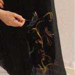 Pantalón, color negro, dibujo de mariposas multicolores, en  gasa de seda.