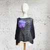 CAMISETA, PULL, calado color negro con aplicación bordada de flor morada en lana enfieltrada, escote en barco, manga francesa | 2474 | Artesania Textil