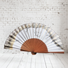 ABANICO  en seda y madera de peral, dibujo en gris plata. Talla clásico | 2409 | Artesania Textil