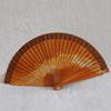 ABANICO clásico, color madera avellana, dibujo de espirales doradas, madera de arce lacado, tamaño medio | 1974 | Artesania Textil