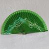 ABANICO clásico, color verde, dibujo de espirales, madera de arce lacado, tamaño medio | 1978 | Artesania Textil