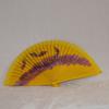 ABANICO clásico, color amarillo, dibujo de mariposa morada, madera de arce lacado, tamaño medio | AC/01048 | Artesania Textil