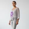 CAMISETA, PULL, calado color malva con aplicación bordada de flor morada en lana enfieltrada, escote pico | 2483 | Artesania Textil
