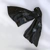 FULAR, en Seda satén, color negro, dibujo flor  blanco y plata | 1924 | Artesania Textil
