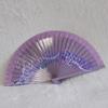 ABANICO de bolsillo, color malva, dibujo de espirales, madera de arce lacada, tamaño pequeño | 1989 | Artesania Textil