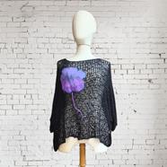 CAMISETA, PULL, calado color negro con aplicación bordada de flor morada en lana enfieltrada, escote en barco, manga francesa | 2474 | Artesania Textil