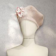 BOINA, color arena,  con aplicación de flor al tono en lana enfieltrada | 2351 | Artesania Textil