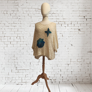 CAMISETA, PULL, calado color crudo con aplicación bordada de mariposa en lana enfieltrada, escote en barco, manga francesa | 2460 | Artesania Textil