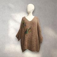 JERSEY, PULL, Maxi pull oversize con hilo de fantasía color beig con hojas de lana enfientrada en aplicación | 2253 | Artesania Textil