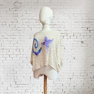 CAMISETA, PULL, calado color crudo con aplicación bordada de mariposa y espiral en lana enfieltrada, escote en barco, manga francesa | 2476 | Artesania Textil