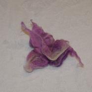 BROCHE, gris, granate, en lana merino, afieltrado a mano | IR/01385 | Artesania Textil