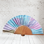 ABANICO  en seda y madera de peral, dibujo de gran flor azul y malva. Talla clásico | 2220 | Artesania Textil