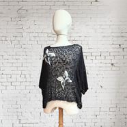 CAMISETA, PULL, calado color negro con aplicación bordada de mariposa en lana enfieltrada, escote en barco, manga francesa | 2473 | Artesania Textil