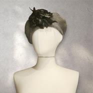 BOINA, gris con aplicacion de flor negra, en lana fieltro | 1862 | Artesania Textil