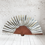 ABANICO  en seda y madera de peral, dibujo de petalos en gris plata. Talla clásico | 2414 | Artesania Textil
