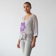 CAMISETA, PULL, calado color malva con aplicación bordada de flor morada en lana enfieltrada, escote pico | 2483 | Artesania Textil