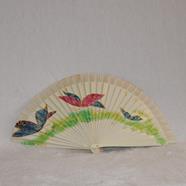ABANICO clásico, color blanco, dibujo de mariposa multicolor, madera de arce lacado, tamaño medio | AC/01484 | Artesania Textil