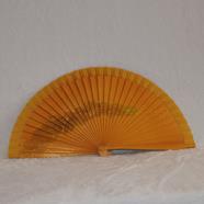 ABANICO clásico, color ocre, dorado, dibujo espiral, madera de arce lacado, tamaño medio | AC/01458 | Artesania Textil