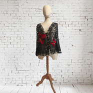 CAMISETA, PULL,CHAQUETA, calado color negro con aplicación bordada en lana enfieltrada, escote en pico. | 2462 | Artesania Textil