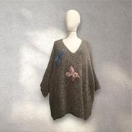 JERSEY, PULL, Maxi pull oversize de hilo de fantasia decolor gris con aplicación de mariposas de lana enfieltradas | 2255 | Artesania Textil