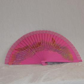 ABANICO clásico, color rosa, dibujo de mariposa dorado, madera de arce lacado, tamaño medio | AC/01470 | Artesania Textil