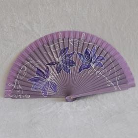 ABANICO clásico, color malva, dibujo de flores, madera de arce lacado, tamaño medio | 1979 | Artesania Textil