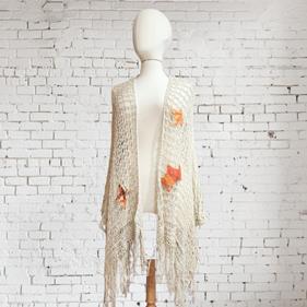 CHAQUETA, CAMISETA, PULL,calado color beig con aplicación bordada en lana enfieltrada,  | 2479 | Artesania Textil