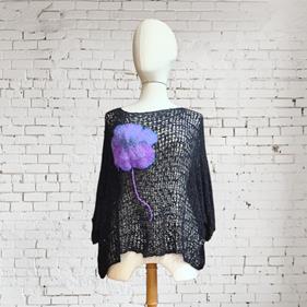 CAMISETA, PULL, calado color negro con aplicación bordada de flor morada en lana enfieltrada, escote en barco, manga francesa | 2474 | Artesania Textil