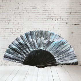 ABANICO pericón, color negro, dibujo de flor de grandes pétalos, en madera lacada , tamaño muy grande | 2402 | Artesania Textil