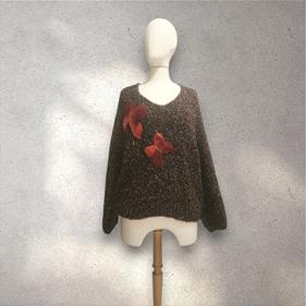 JERSEY, PULL, con hilo de fantasía color negro con mariposas de lana enfientrada en aplicación | 2256 | Artesania Textil