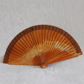 ABANICO clásico, color madera avellana, dibujo de espirales doradas, madera de arce lacado, tamaño medio | 1974 | Artesania Textil
