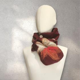 CUELLO, tono granate diseño de flor, en lana merino afieltrada, con interior de modal tèrmico, para evitar alergias. | 2313 | Artesania Textil