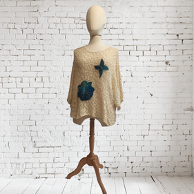 CAMISETA, PULL, calado color crudo con aplicación bordada de mariposa en lana enfieltrada, escote en barco, manga francesa | 2460 | Artesania Textil