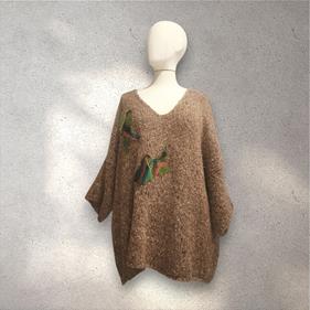 JERSEY, PULL, Maxi pull oversize con hilo de fantasía color beig con hojas de lana enfientrada en aplicación | 2253 | Artesania Textil