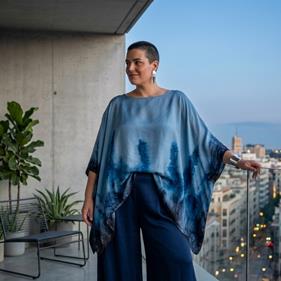 TUNICA ,blusa en gasa de seda, color azul, dibujo de pinceladas | 2526 | Artesania Textil