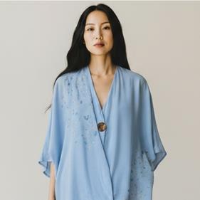BLUSA japo, color celeste, dibujo de florecillas, en viscosa saten, manga japonesa | 2516 | Artesania Textil