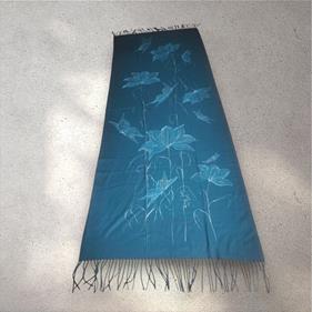 PASMINA, bufanda, color azul petroleo, dibujo de flor y mariposas al tono, tacto cashmere, lana | 2431 | Artesania Textil