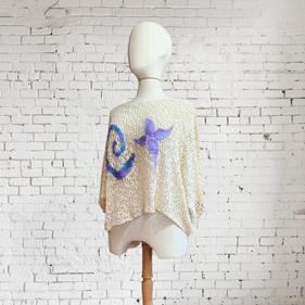 CAMISETA, PULL, calado color crudo con aplicación bordada de mariposa y espiral en lana enfieltrada, escote en barco, manga francesa | 2476 | Artesania Textil