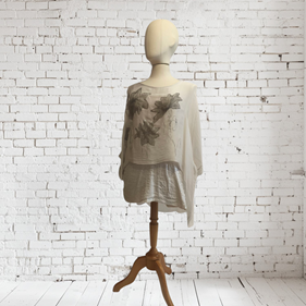 TUNICA ,blusa en gasa de seda, color piedra dibujo de flores y detalle de lentejuelas en bajo | 2421 | Artesania Textil