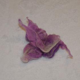 BROCHE, gris, granate, en lana merino, afieltrado a mano | IR/01385 | Artesania Textil