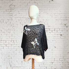 CAMISETA, PULL, calado color negro con aplicación bordada de mariposa en lana enfieltrada, escote en barco, manga francesa | 2473 | Artesania Textil