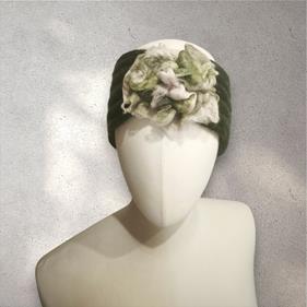 TURBANTE tipo cinta de color verde con flor arena y verde de lana fieltro | 2303 | Artesania Textil