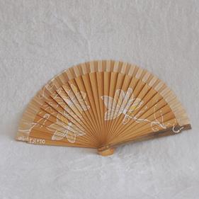 ABANICO de bolsillo, color madera natural, dibujo de flores blancas, madera de arce lacada, tamaño pequeño | 1985 | Artesania Textil